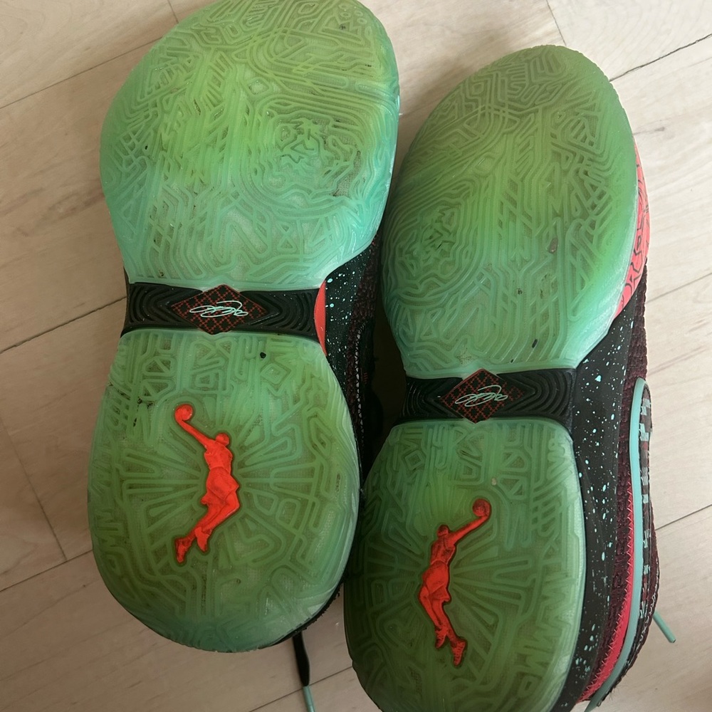 LeBron XX size 6.5 boys - Picture 4 of 5